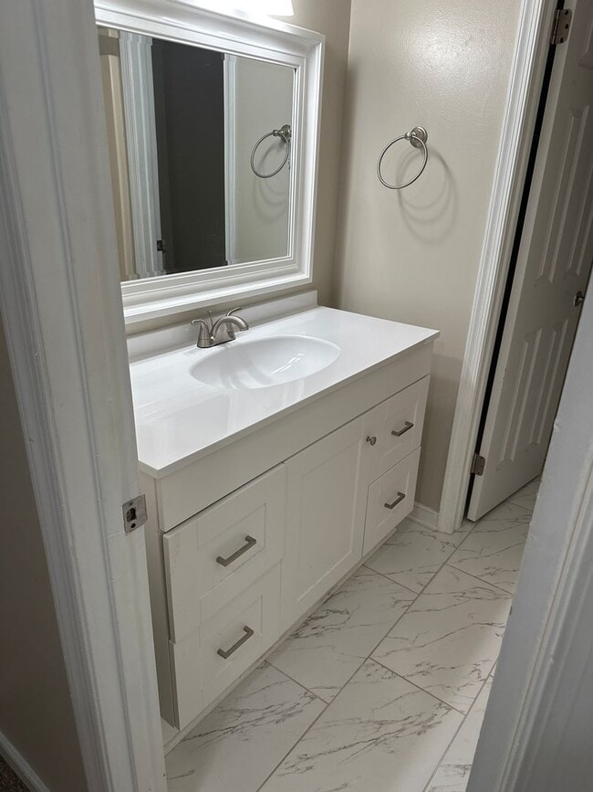 Building Photo - SIGN A LEASE BY 7/18 & GET $100 OFF RENTAL...