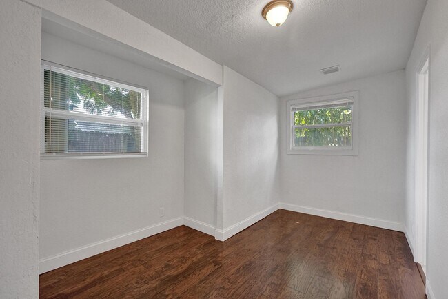 Building Photo - 651 SW 15th St