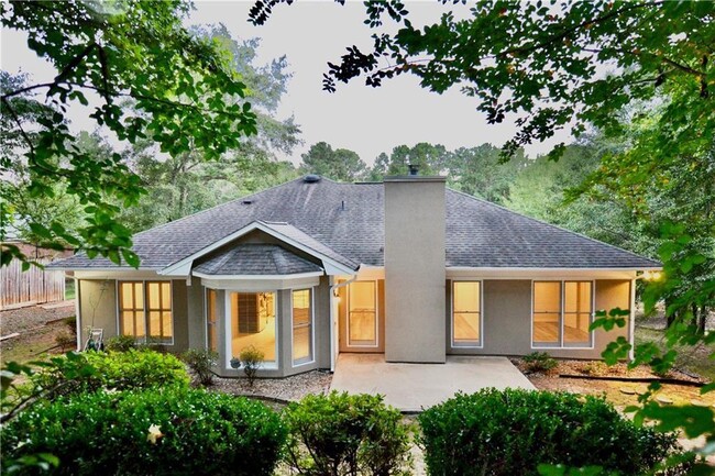 Building Photo - 911 Oakwood Dr