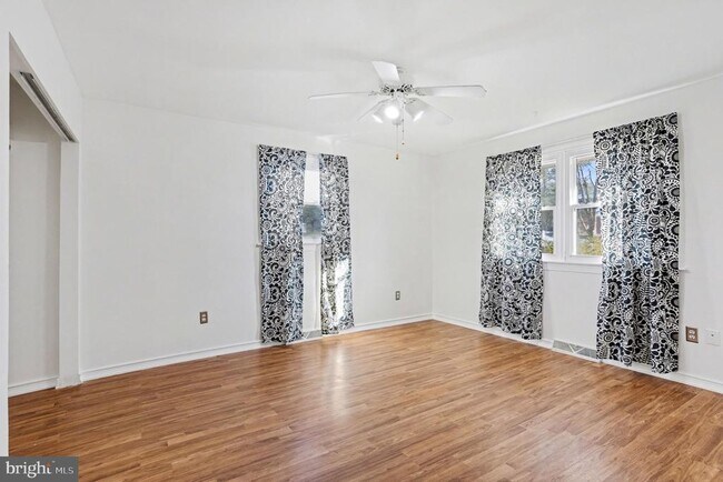 Building Photo - 906 Shelburne Rd