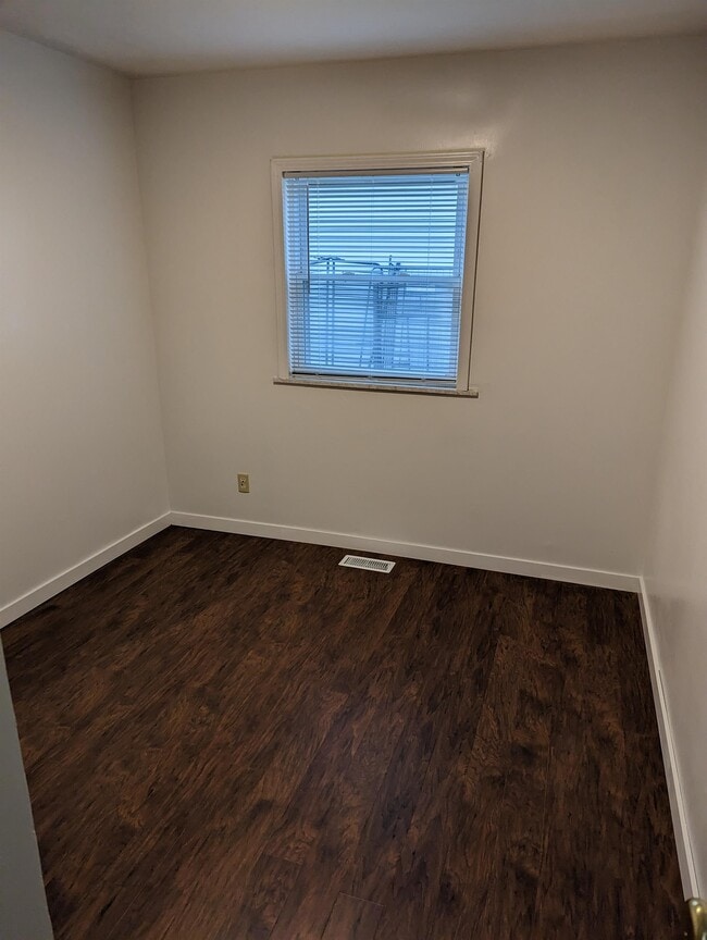 Building Photo - 3303 Sylvan Dr