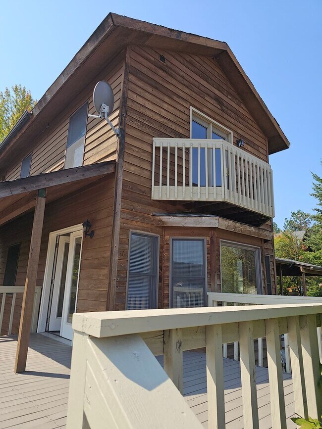 Building Photo - Incredible Hauser Lake Waterfront Home for...