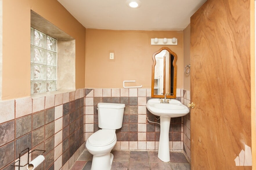 Building Photo - 2436 W Diversey Ave