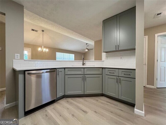 Building Photo - 2717 Lake Park Ridge W
