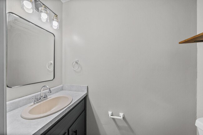 Building Photo - 3 Bedroom 1 1/2 Bath Renovated Home For Rent!