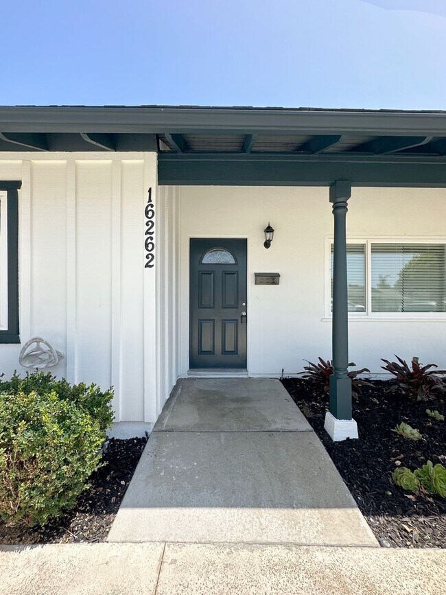 Building Photo - Experience the coastal breeze and the quiet charm of Hawaii Lane.