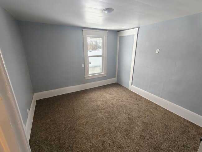 Building Photo - Newly Rehabbed 6-Bedroom, 3-Story Home with Off-Street Parking