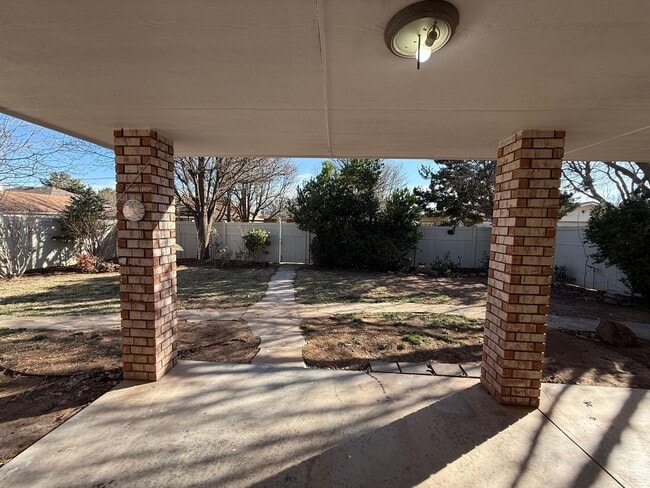 Building Photo - 4 Bed Brick Home! Zia School District! - Pets Welcome!!!