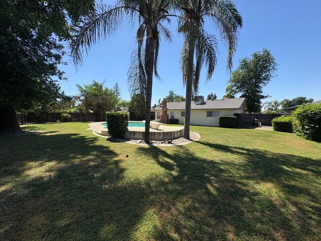 Building Photo - Cozy Home on Spacious Lot with Pool Available Now!