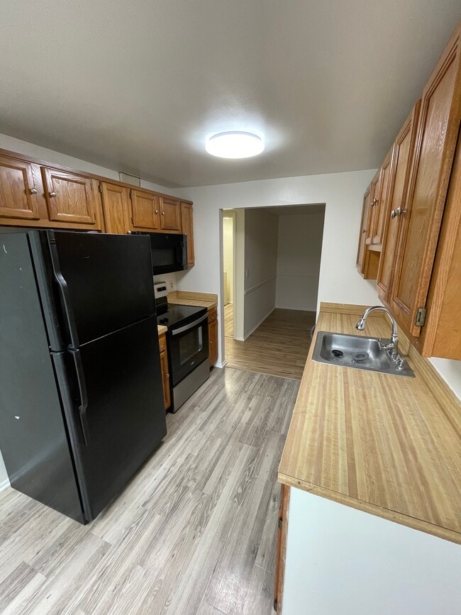 Kitchen - 13205 Chalet Pl