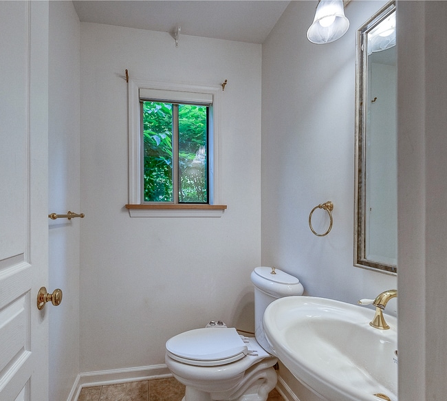 Building Photo - Fox Chapel Luxury Townhome, 4 Bedrooms, 3.5 Bathrooms, 3 Care Garage, Finished Basement.