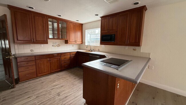 Building Photo - 1081 Holly St