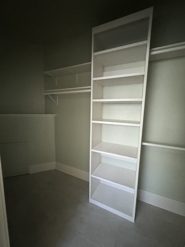 Building Photo - 4 bedroom 3 bath Springfield home with Off street parking