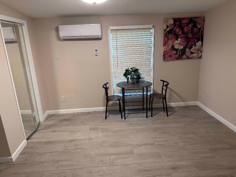 Building Photo - 4208 W La Salle St