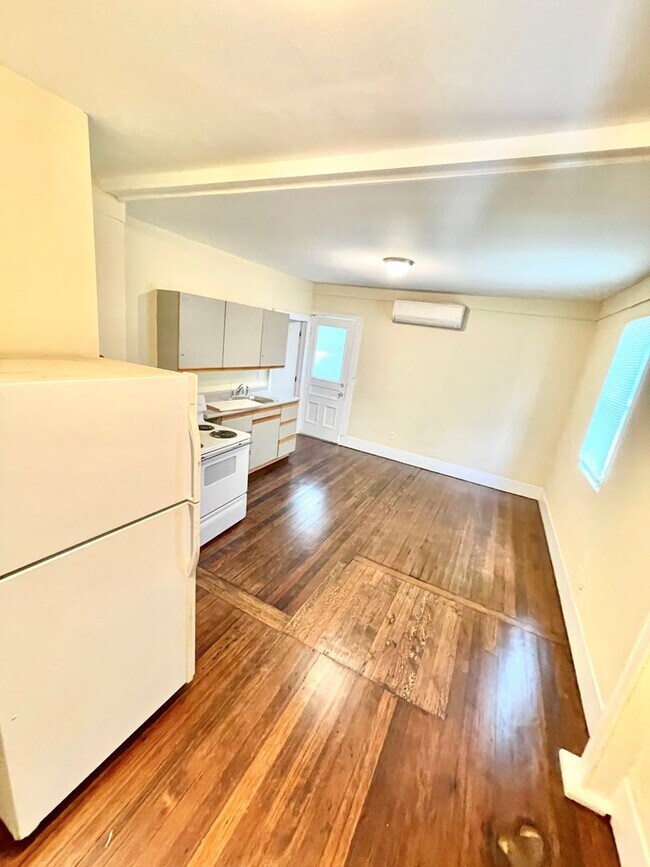 Building Photo - 1015 W Main St