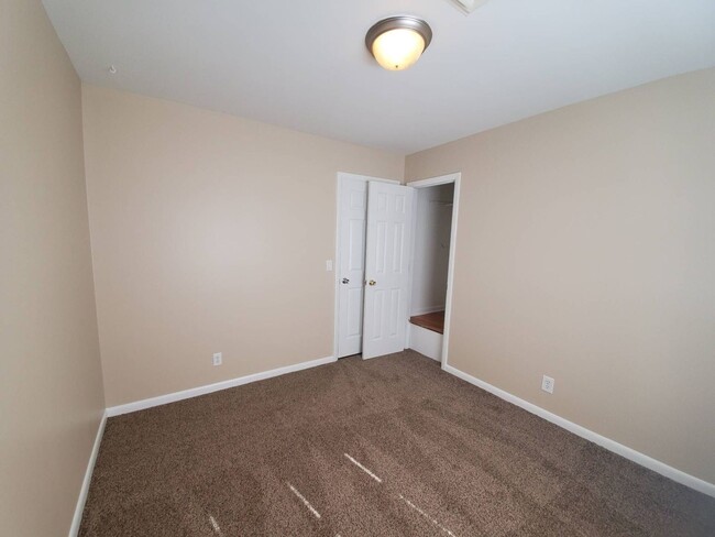 Building Photo - Gorgeous Split Foyer Close to Post!