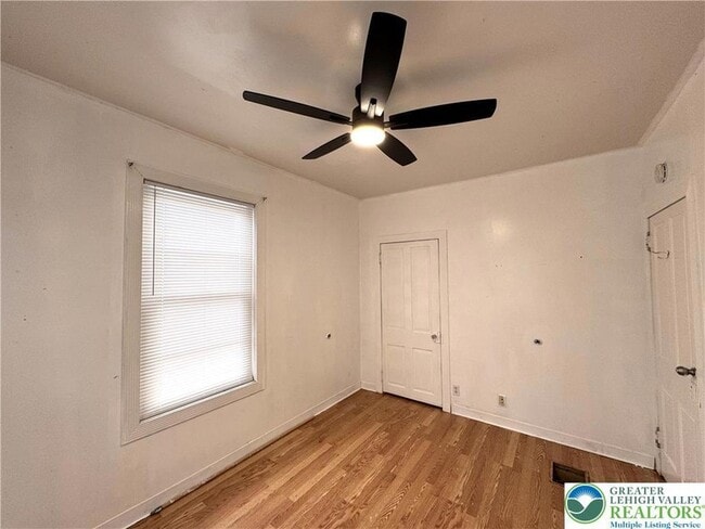 Building Photo - 527 Bradley St