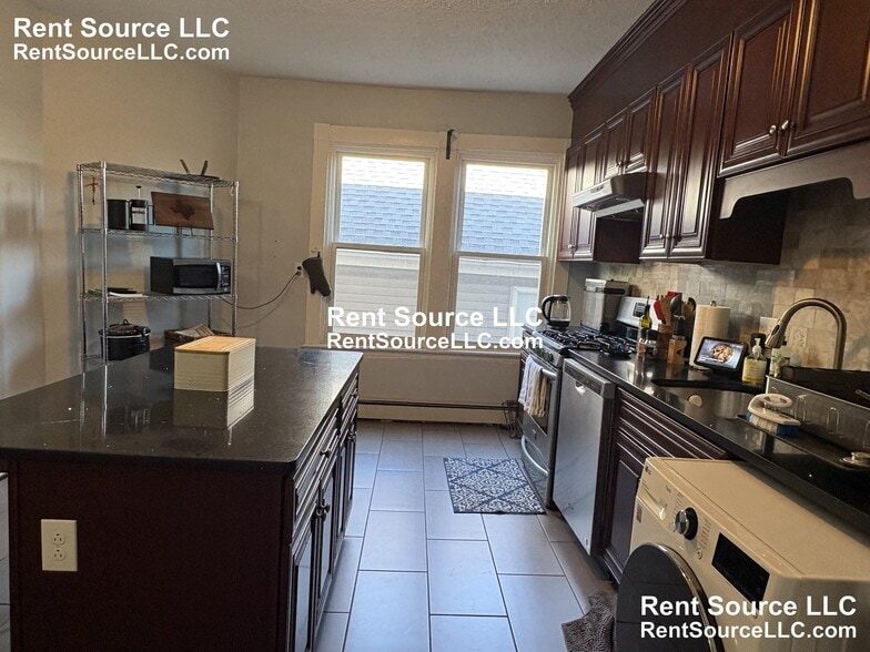 Building Photo - 471 Cambridge St