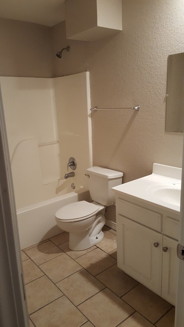 Building Photo - 4911-4911 N M St