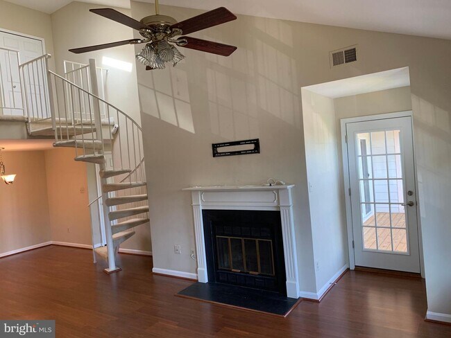 Building Photo - 6084B Essex House Square