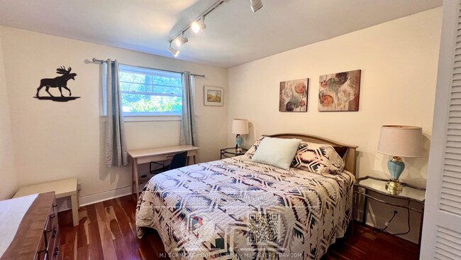 Building Photo - Garden oasis 2 bedroom with wrap around ya...