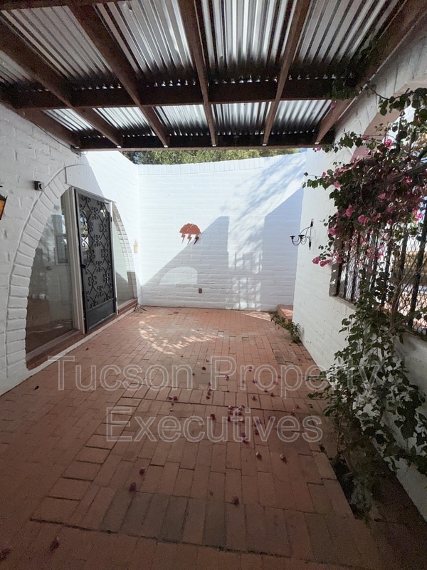 Building Photo - 629 W Las Lomitas Rd