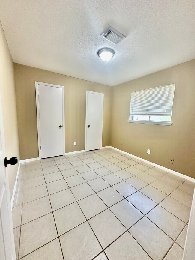 Building Photo - 2526 Valley Forest Dr