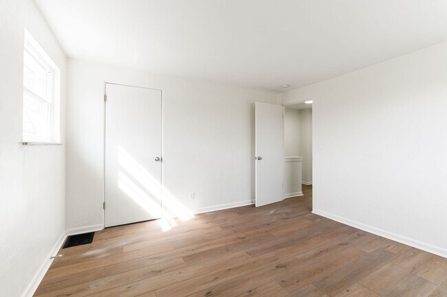 Building Photo - 4040-4042-4042 Halsey Pl