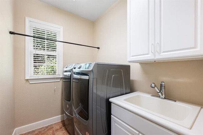 Building Photo - 202 River Rock Dr