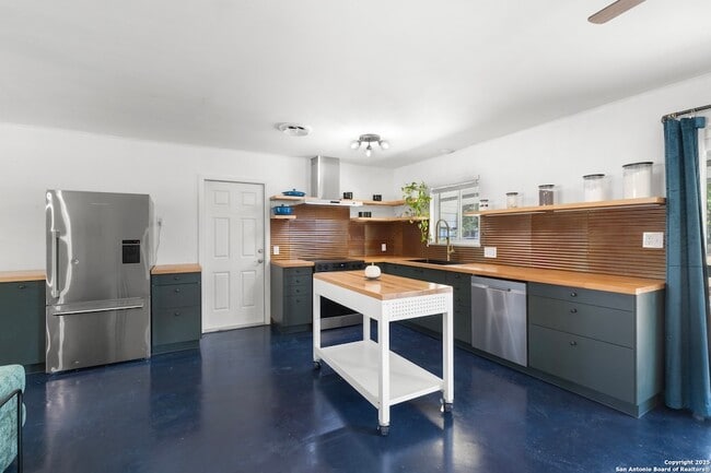 Building Photo - 1228 Rivercrest Dr