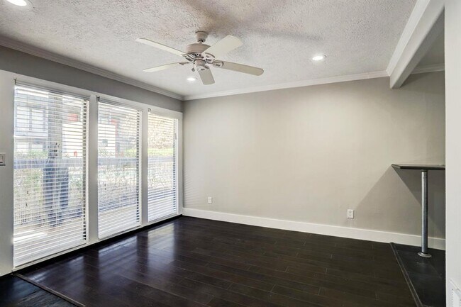 Building Photo - 1501 Hyde Park Blvd