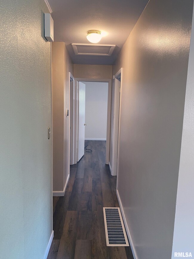 Building Photo - 1829 W Daytona Dr