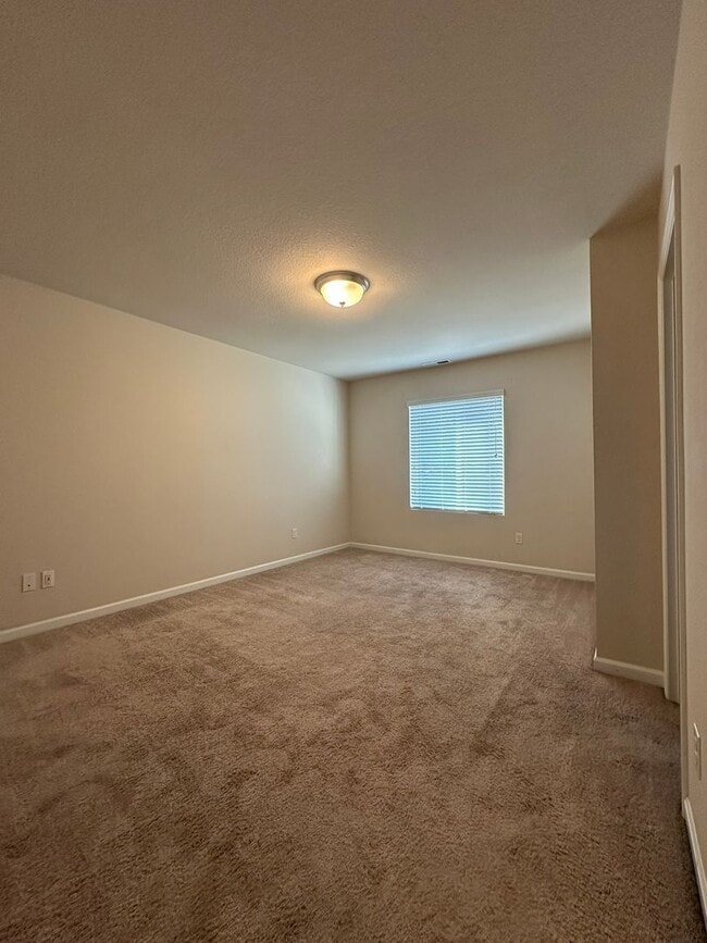 Building Photo - Newer Sherwood 3bd, 2.5ba Townhouse. Has A...