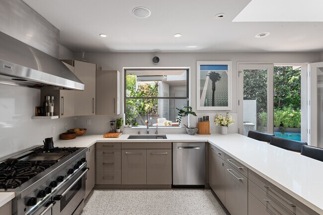 Building Photo - 8735 Dorrington Ave