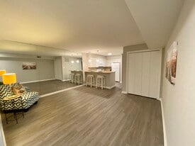 Building Photo - 26D Queen Anne Way