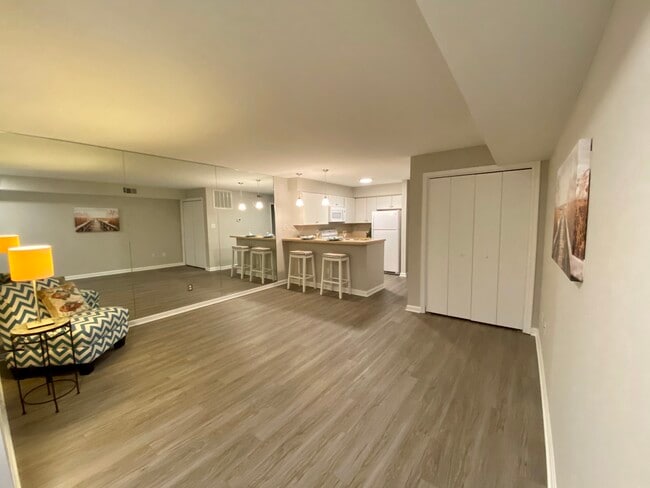 Building Photo - 26D Queen Anne Way