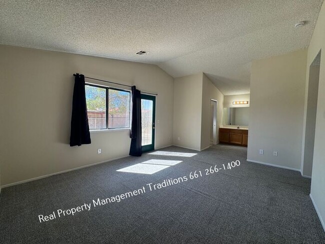 Building Photo - Charming 3 + 2 in East Palmdale home