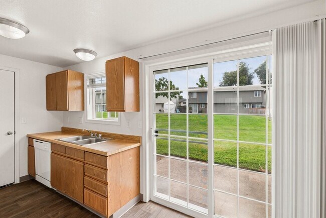 Building Photo - Evergreen Townhouses