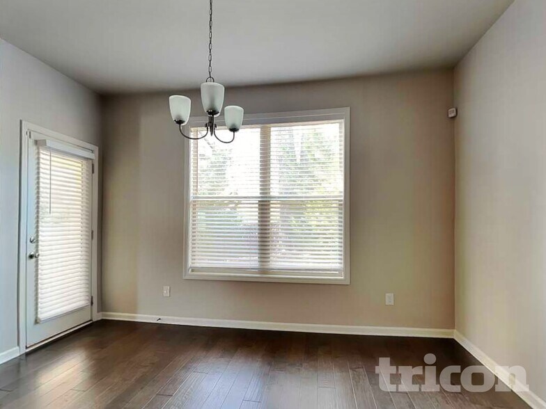 Building Photo - 208 Evergreen Way