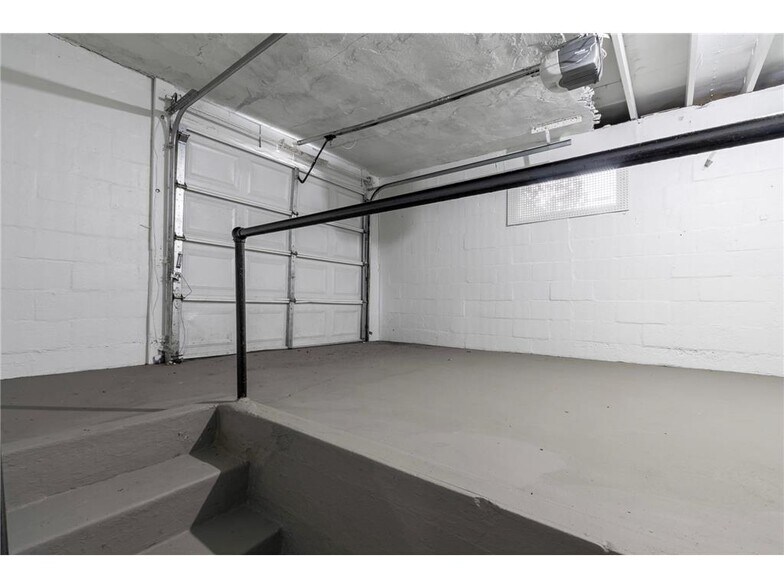 garage - 3901 Portland Ave