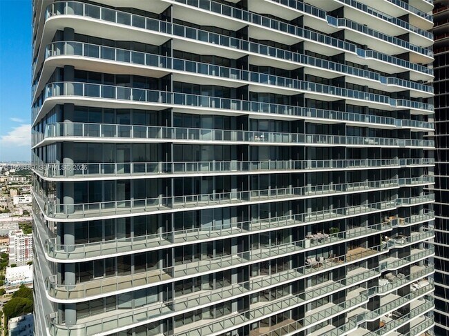 Building Photo - 700 NE 24th St