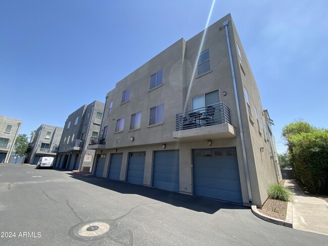 Building Photo - 615 E Portland St
