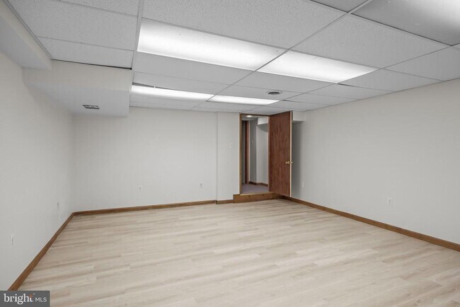 Building Photo - 405 Holly Glen Dr
