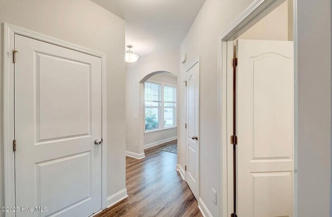 Building Photo - Single Family Home in Desirable Neighborhood