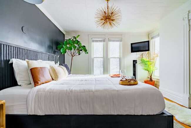 Building Photo - 254 W Poplar Ave