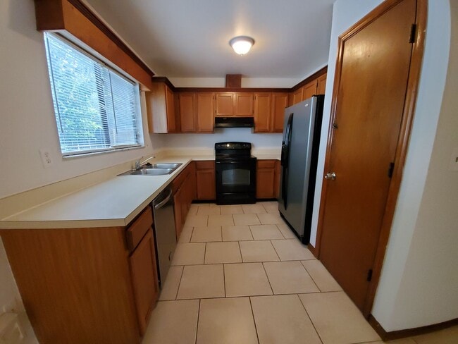 Building Photo - Spacious 3 bedroom/2bath/2 car garage in Lake Sarasota - Coming February