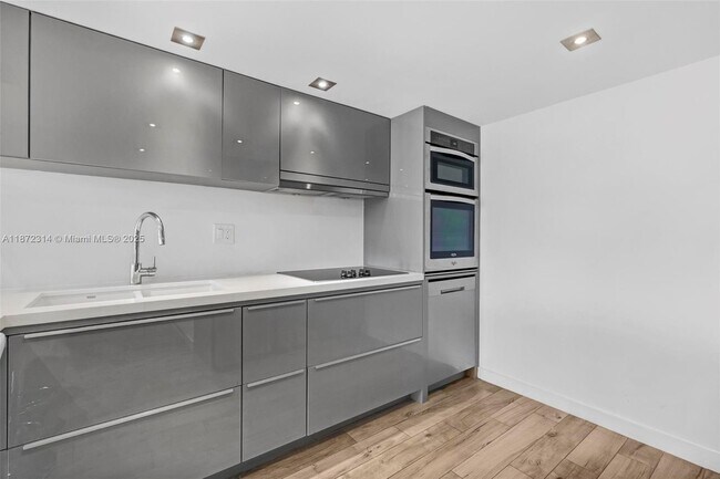 Building Photo - 2625 Collins Ave