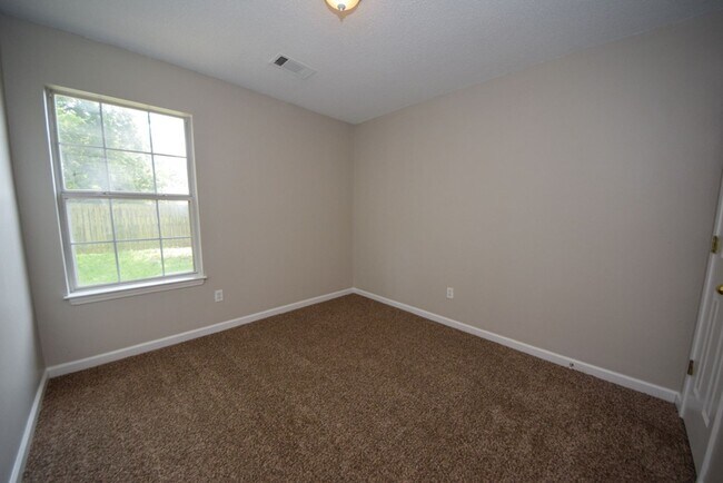 Building Photo - UPDATED and cute 2 bed 2 bath home.