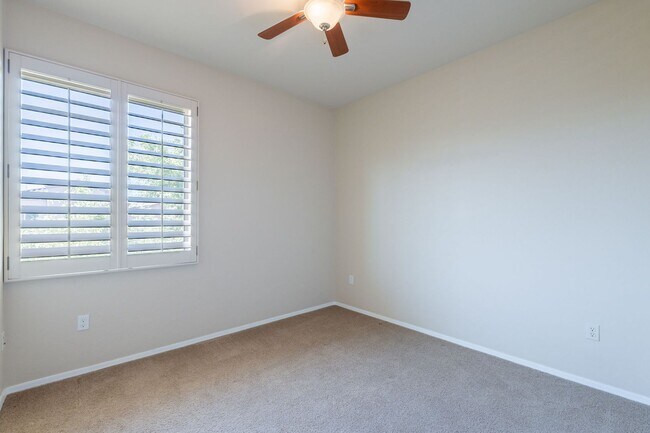 Building Photo - Bright, Spacious Riverside Crossing Retrea...