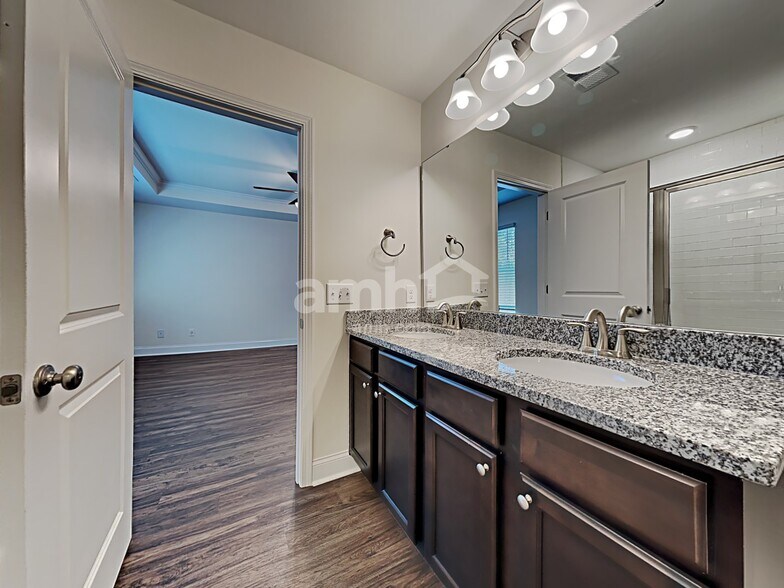 Building Photo - 126 Thatchet Dr